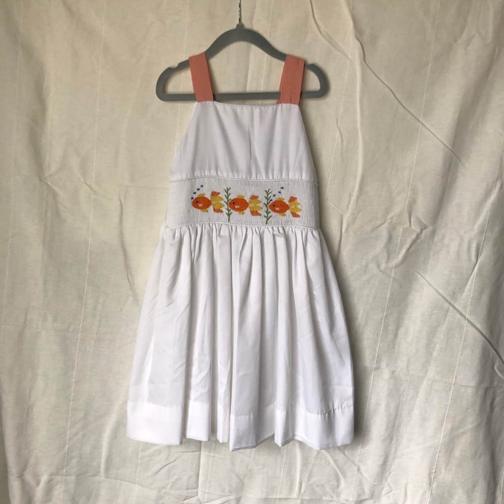 Sew childish girls smocked dress. Size 6